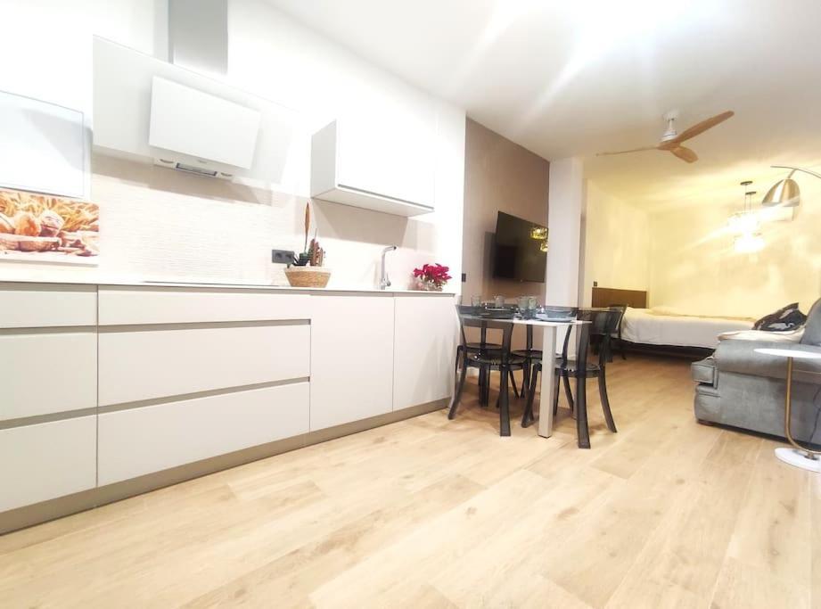 Oasis Suites Fernando IV Sevilla Bagian luar foto